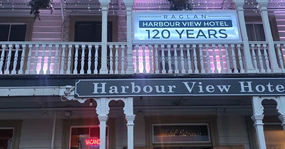 Harbour View Hotel — Accommodation in Raglan