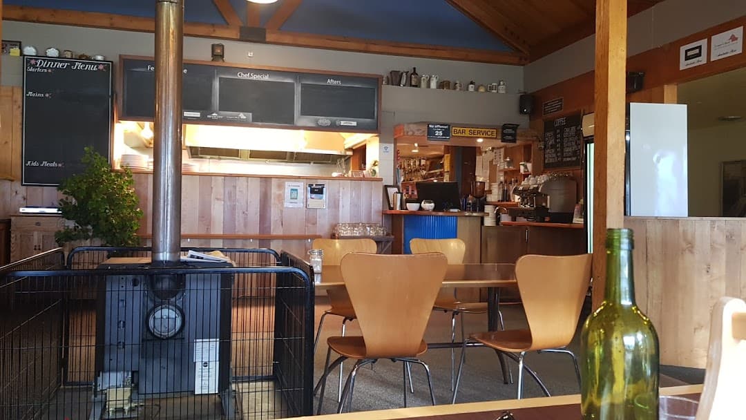 Manapouri Lakeview Cafe and Bar