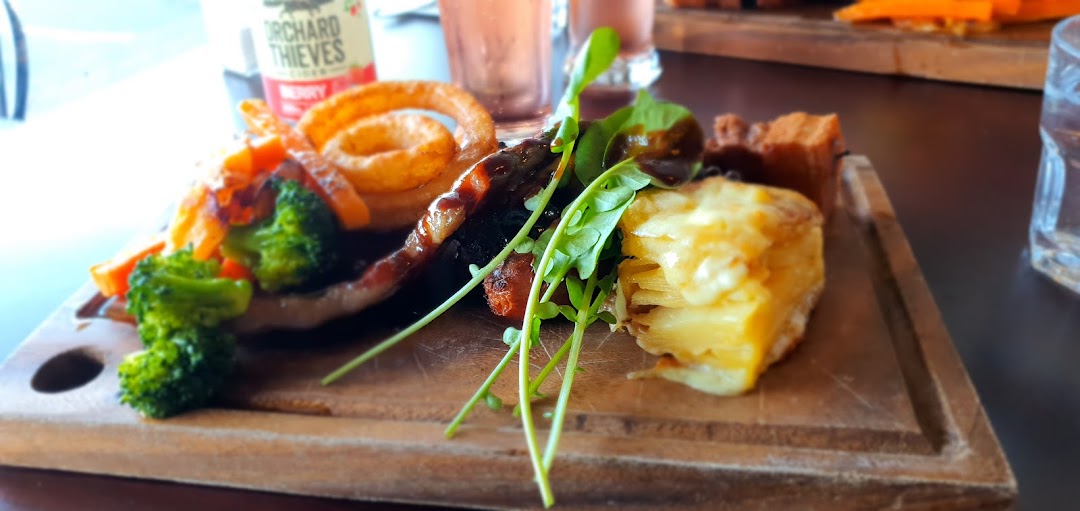 The Cleghorn Bistro & Bar — Café in Blenheim
