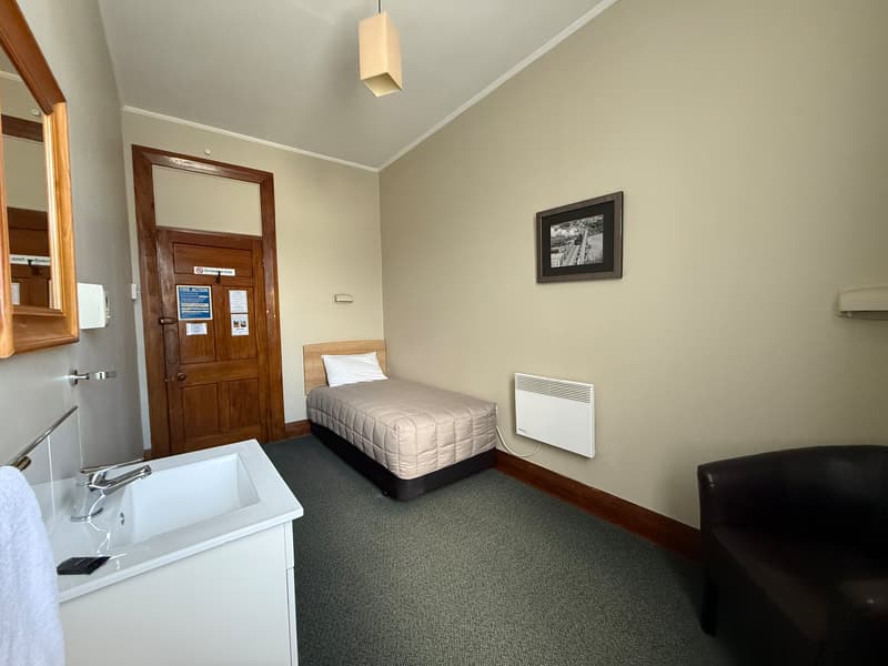 Mossburn Railway Hotel — Accommodation in Mossburn